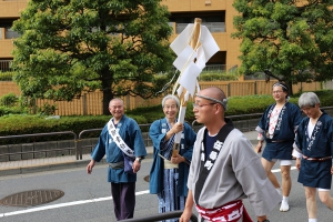 声援に立ち止まる麹町五丁目町会長