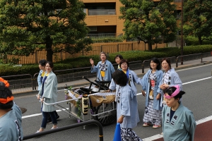 給水等のお世話をするみなさん