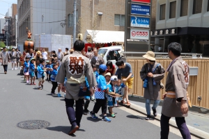 山車を曳く子ども達①