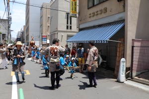 山車を曳く子ども達②