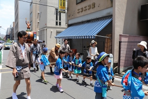 山車を曳く子ども達④