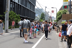 山車を曳く子ども達①