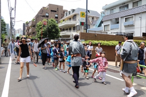 山車を曳く子ども達②