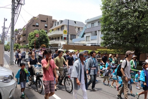 山車を曳く子ども達④