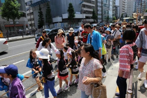 町内渡御　山車を曳くこども達