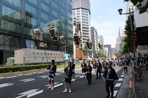 町内渡御　各町の高張提灯
