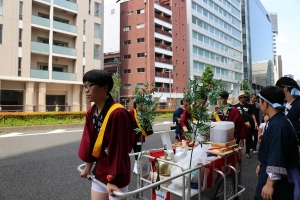 町内渡御　給水係は上智大学生