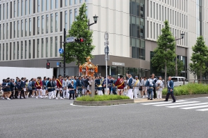 町内渡御　麹町大通りを渡る
