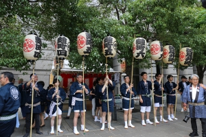 町内渡御　麹町五丁目お神酒所前