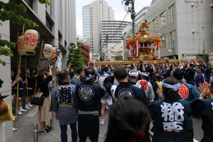 町内渡御　日本製粉本社前で差す
