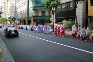 総勢300名の長い行列