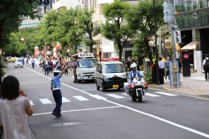 平河町二丁目お神酒所前に先頭が！