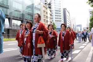 町の人々も御列に加わります