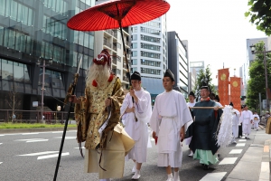 朱傘が似合います！鼻高面