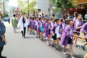 山車を曳く小学校児童達