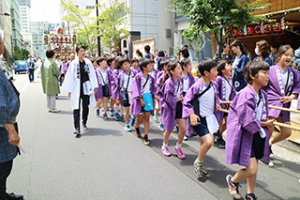 山車を曳く小学校児童達