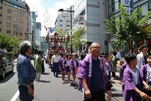 山車を曳く小学校児童達