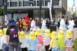 馬に見入る園児たち