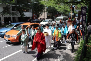 靖国通りを歩く祭礼列次