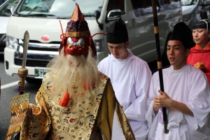 靖国通りを歩く祭礼列次