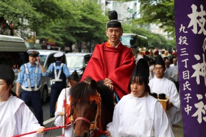 靖国通りを歩く祭礼列次