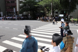 沿道向かい側で見守る大勢の見物客