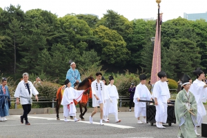 祭礼行列が国立劇場に到着