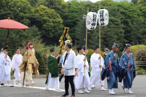 内堀通りを渡る御列