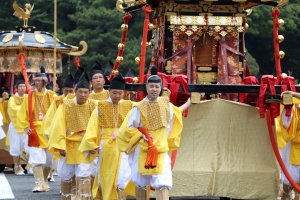 炎天下の巡幸で少しお疲れのご一行