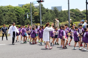 東郷元帥山車を曳く小学校児童