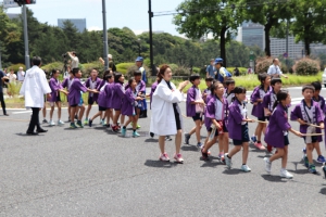 東郷元帥山車を曳く小学校児童