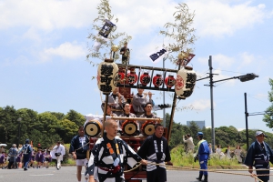 東郷元帥山車が国立劇場中庭に到着です