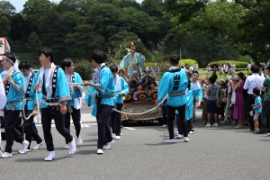 御幣を担ぐ猿山車も休憩です