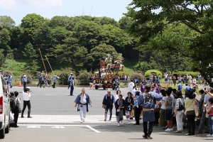 内堀通りを渡る山車