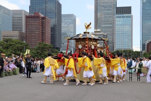 御鳳輦二基・宮神輿一基が駐輦祭