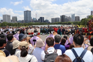 雅な儀式を見守る人々