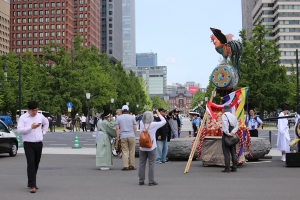 東京駅を背景に諫鼓鶏をパチリッ