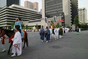 内幸町交叉点を渡る祭礼行列