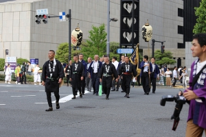 内幸町交叉点を渡る祭礼行列