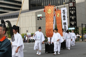 内幸町交叉点を渡る祭礼行列