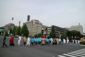六本木通りを渡る