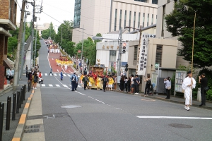 下り坂の神輿は大変です