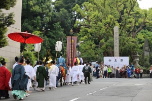 大勢のお迎えが待っている日枝神社