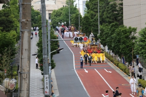 下り坂の神輿は大変です