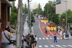 下り坂の神輿は大変です