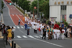 山王坂を下る行列