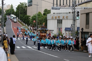 下り坂の神輿は大変です