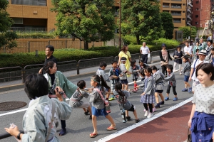 力強く曳く子ども達