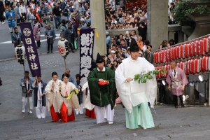 先頭は神職と巫女