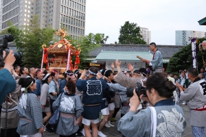 境内へ